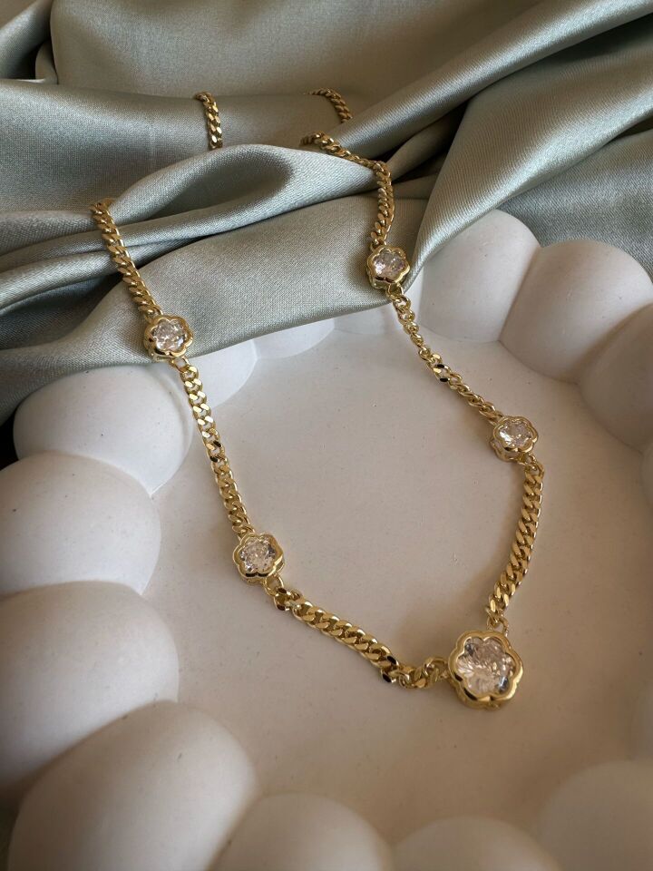 Çiçek Detaylı Taş Kolye