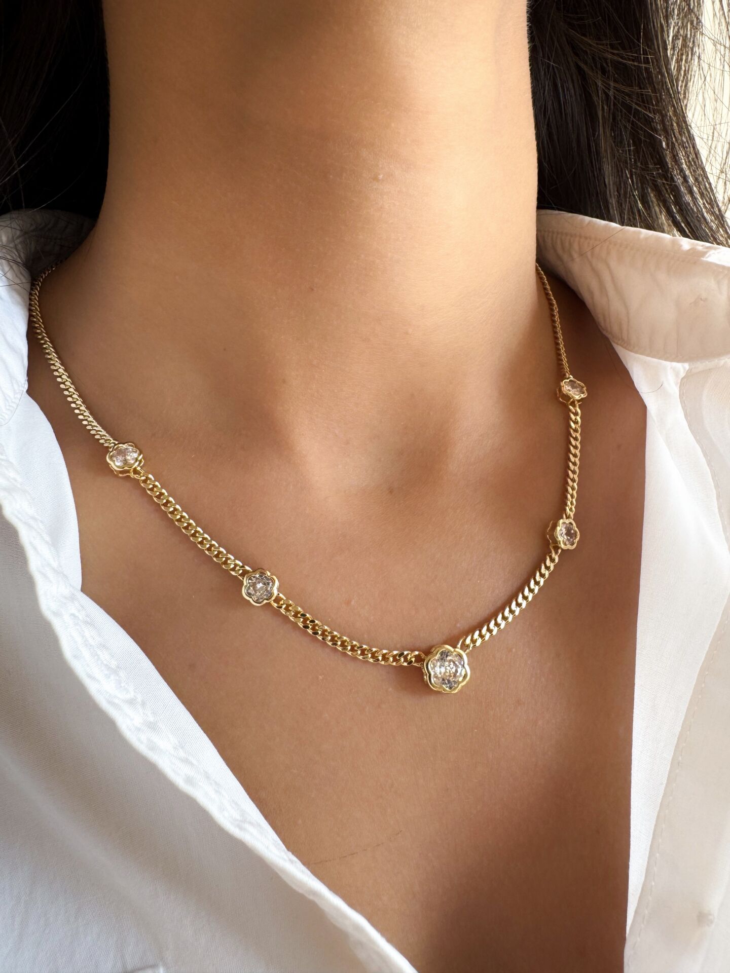 Çiçek Detaylı Taş Kolye