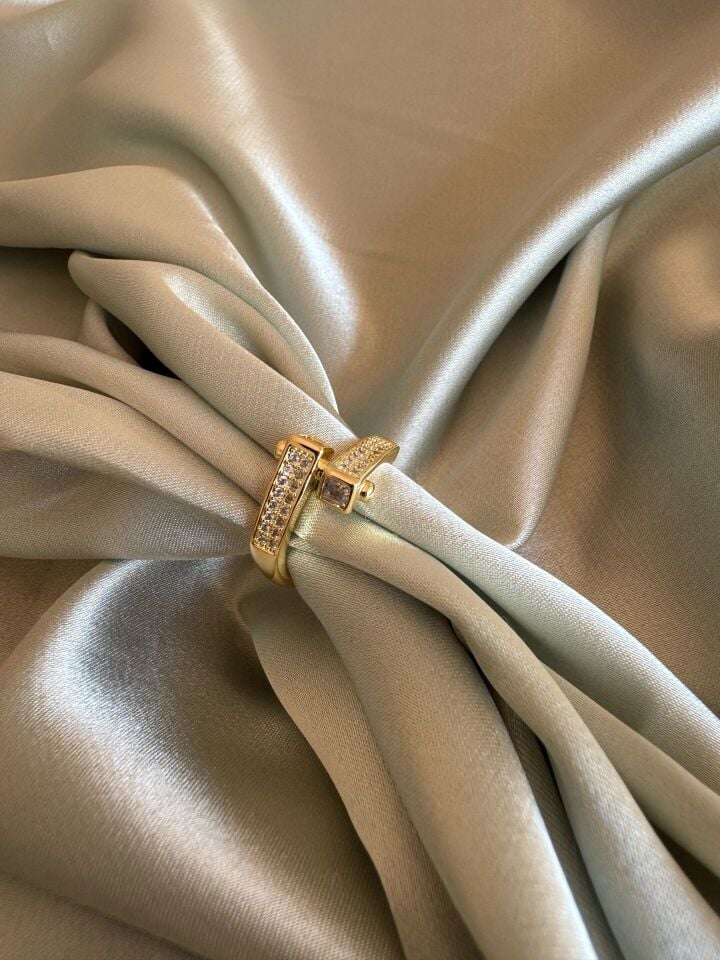 Çapraz Taş Detaylı Yüzük