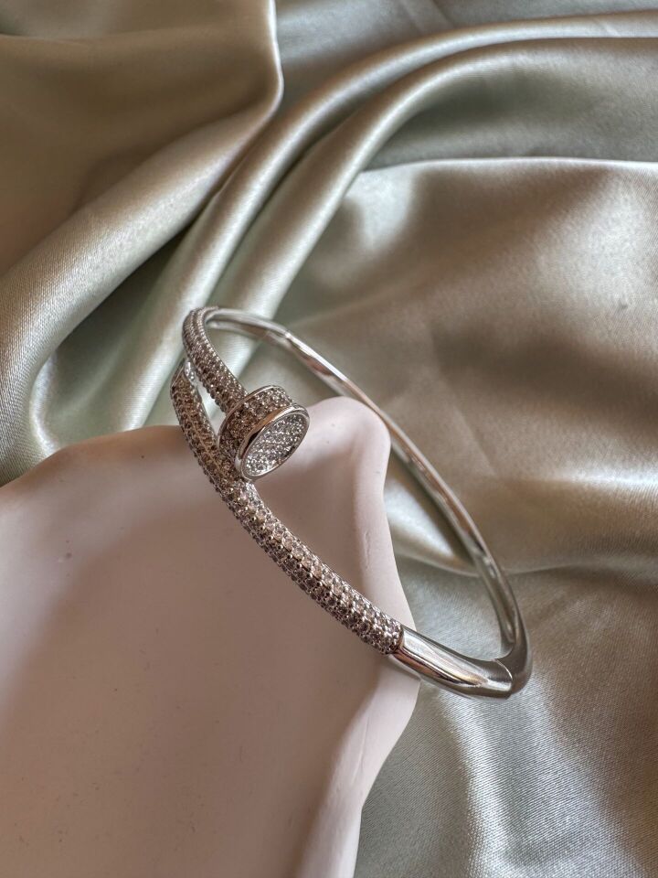 Çivi Detaylı Taşlı Kelepçe