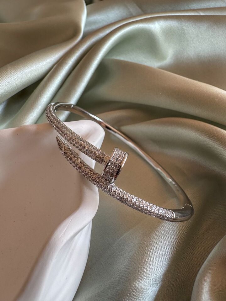 Çivi Detaylı Taşlı Kelepçe