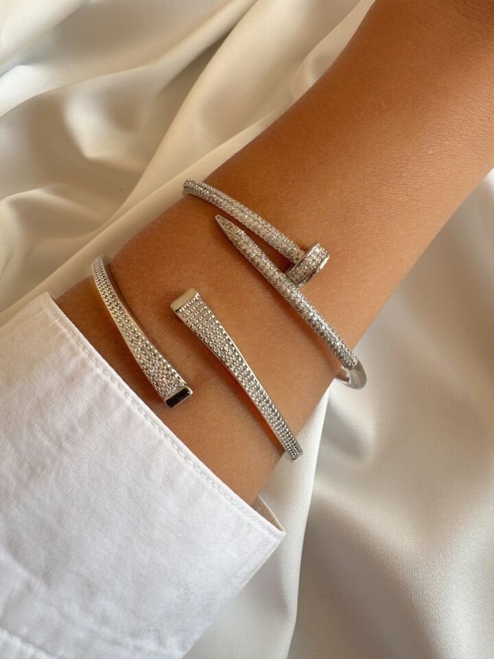 Çivi Detaylı Taşlı Kelepçe