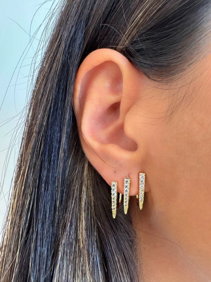 Zirkon Taşlı Şerit Küpe