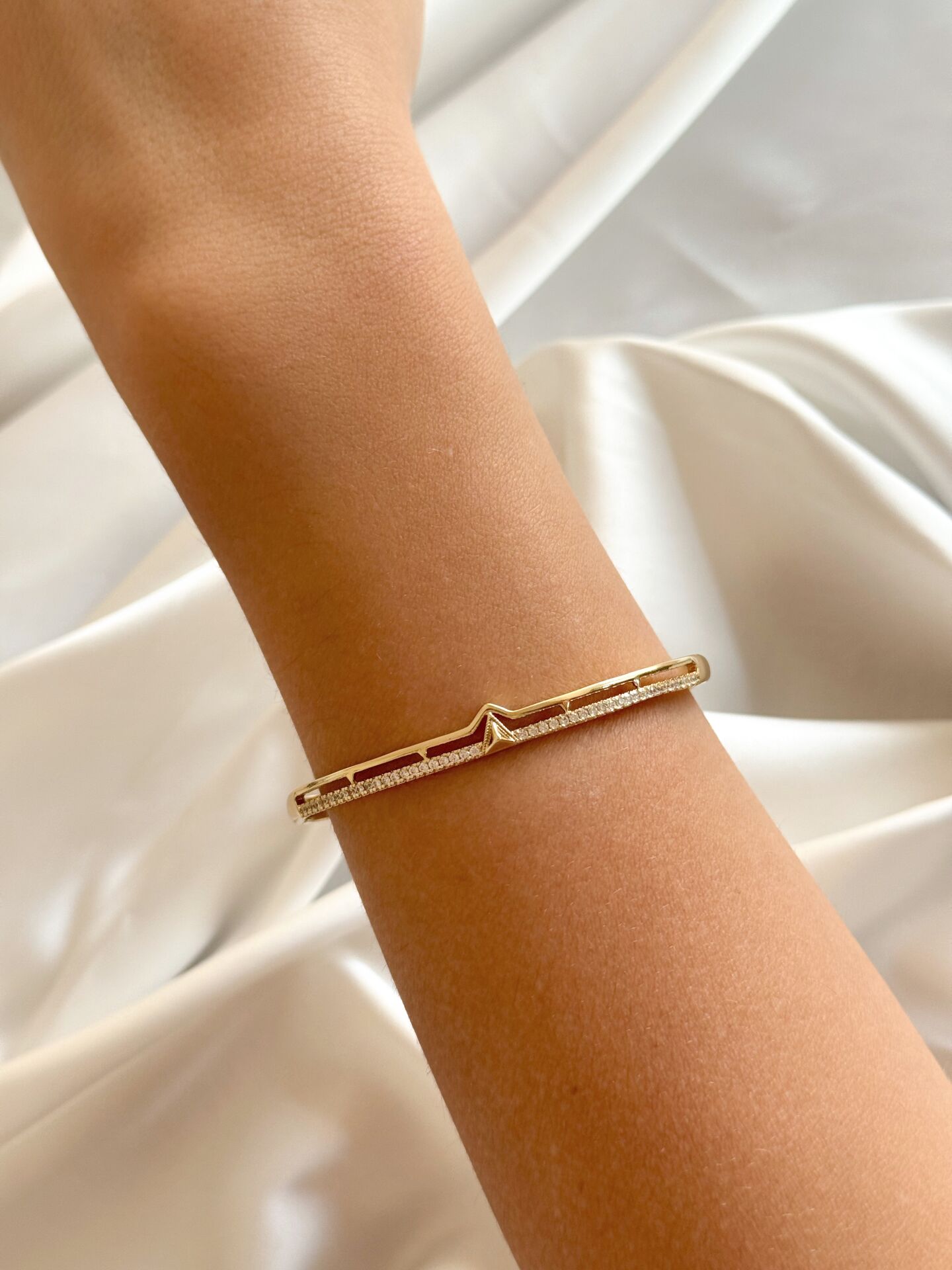 Üçgen Detaylı Kelepçe