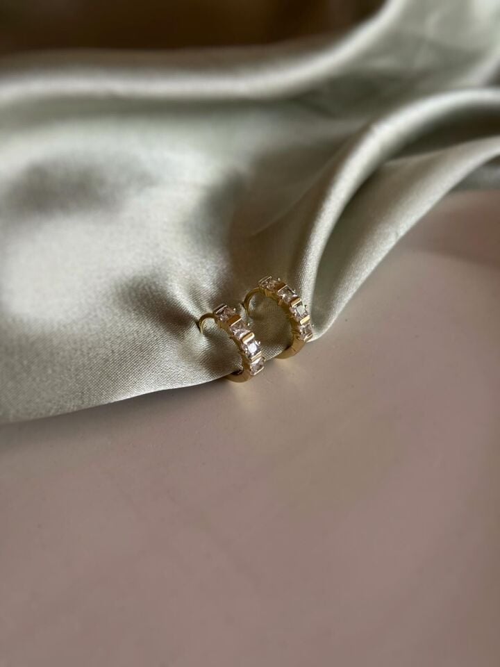 Taş Detaylı Yuvarlık Form Küpe