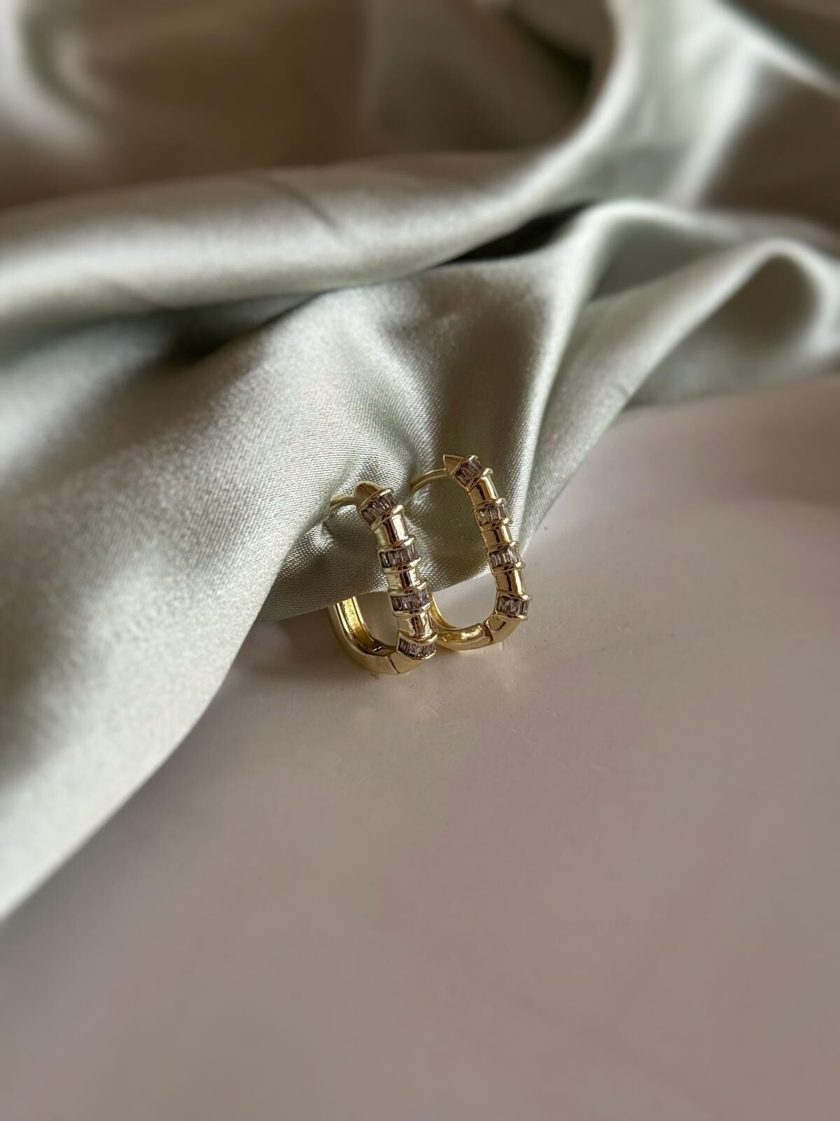 Sarmal Taşlı Küpe