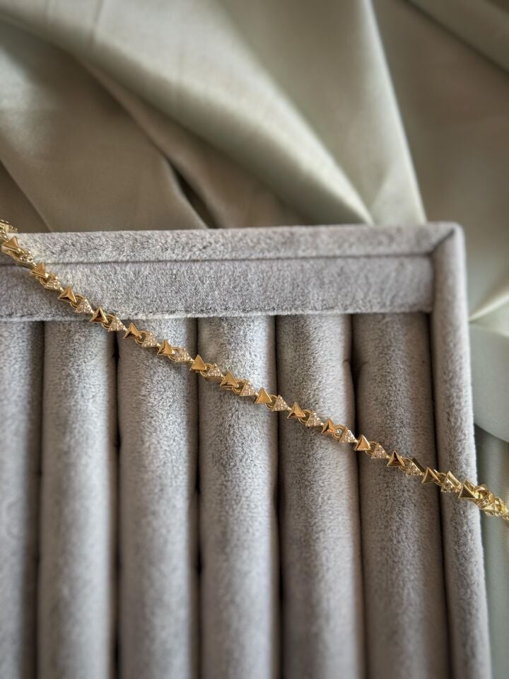 Sıralı Üçgen Bileklik