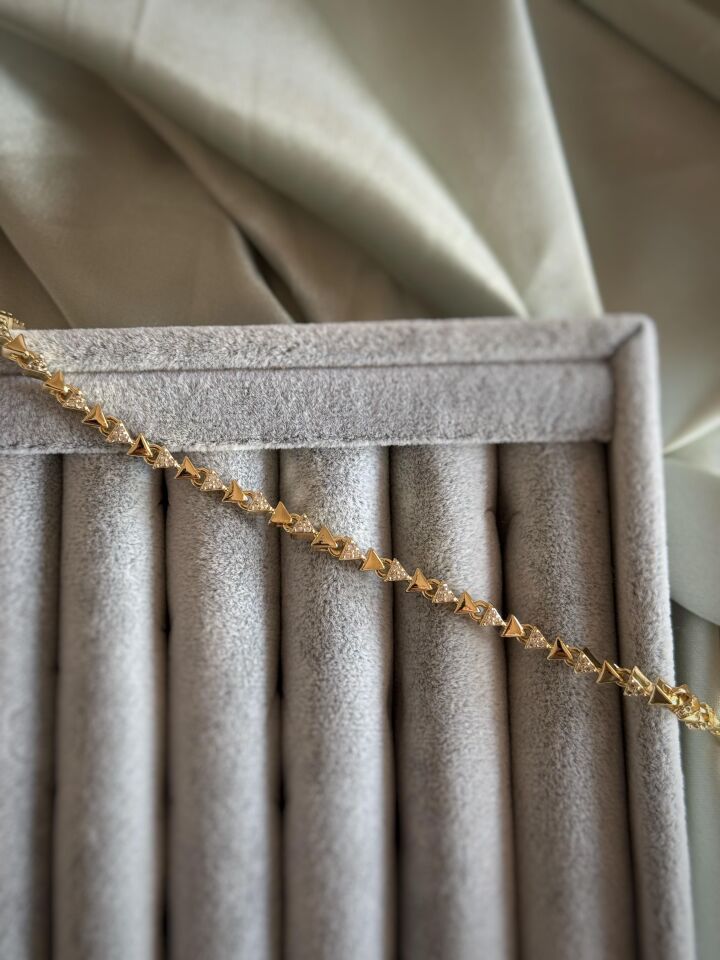 Sıralı Üçgen Bileklik