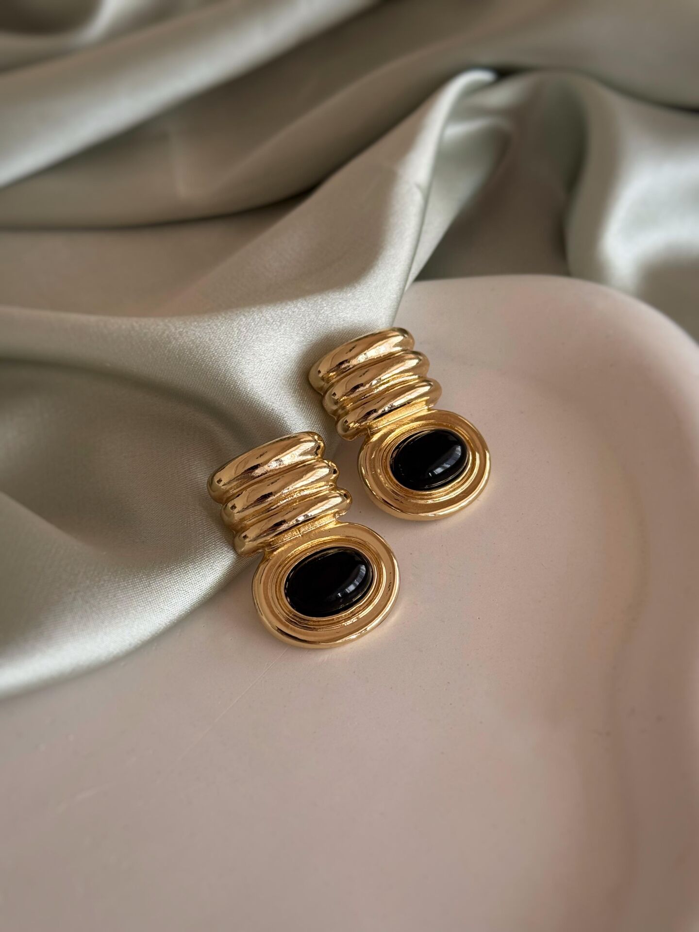 Gold Siyah Şeritli Küpe