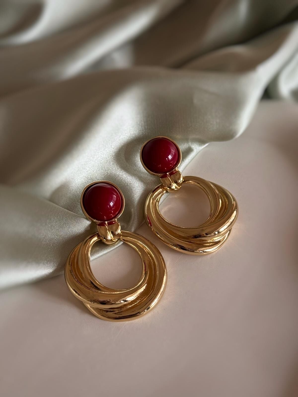 Kırmızı Taşlı Gold Küpe