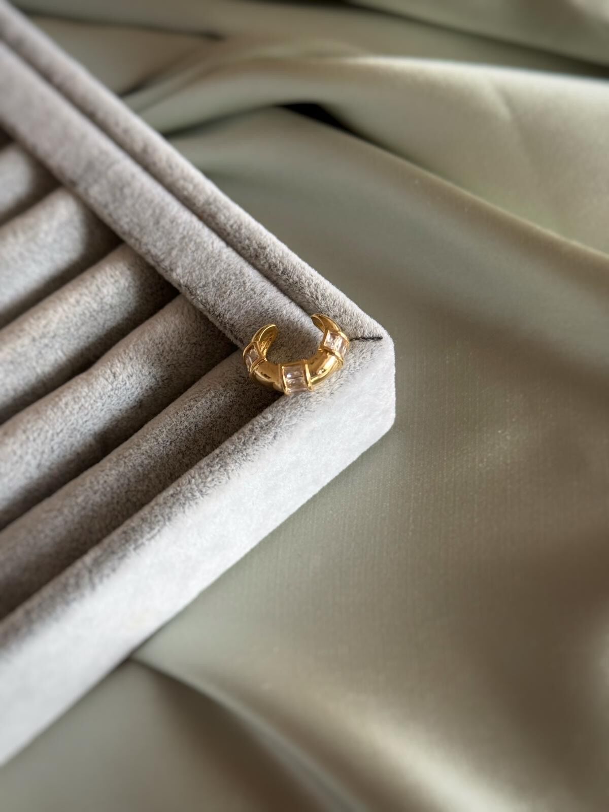 Gold Taşlı Earcuff