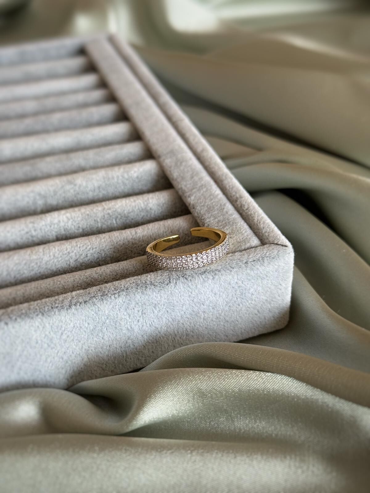 Zarif Taşlı Yüzük